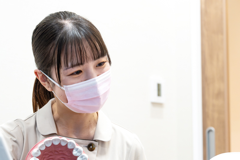 予防治療中の歯科衛生士